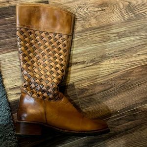 Adorable , brown boot, worn a few times. Will need to purchase an foot insert